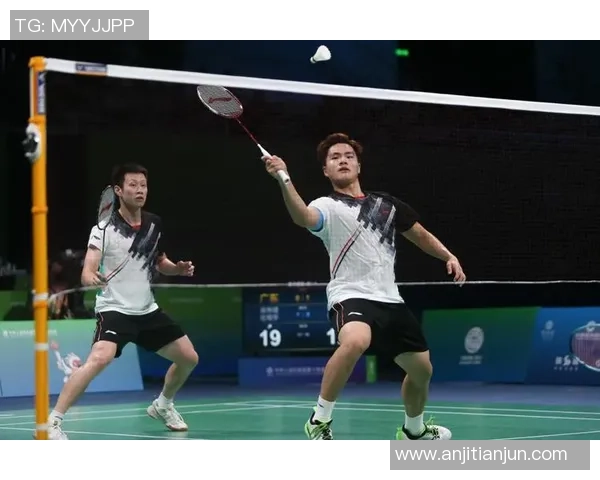 成都羽毛球队与杭州羽毛球队赛后复盘分析两队节奏与战术对比